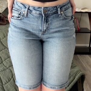 Silver Jeans Co. Relaxed Fit Denim Shorts – Size 9 – Light Wash